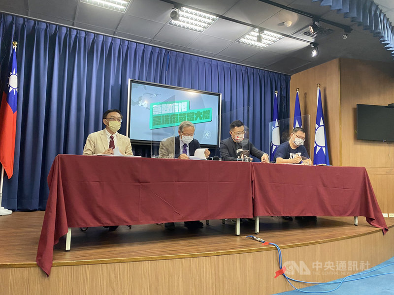 國民黨主席江啟臣(右2)27日召開記者會表示,高端疫苗19日通過緊急使用授權(EUA),20日馬上透過外交部的外送平台,用公帑贈送疫苗給邦交國。中央社記者劉冠廷攝 110年7月27日
