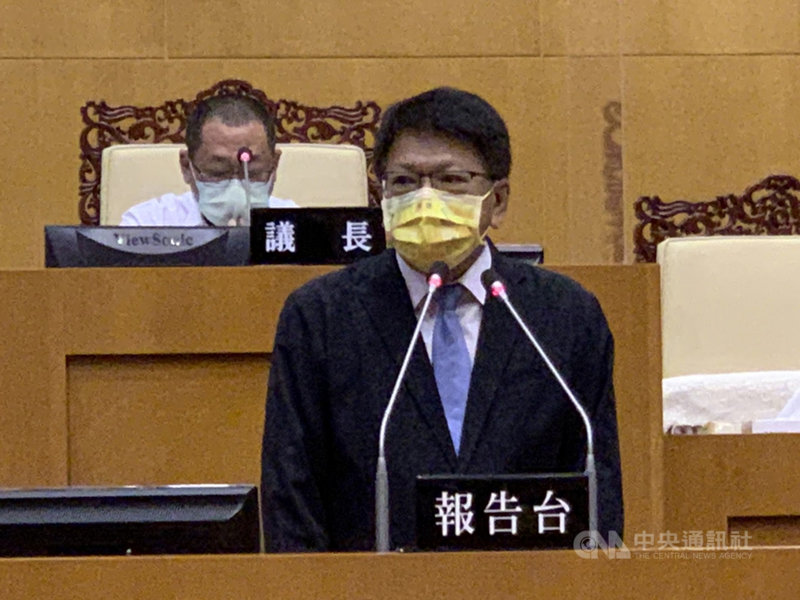 屏東縣長潘孟安(前)27日在縣議會進行施政報告時表示,屏東是第一個也是唯一面對Delta病毒入侵的縣市,能夠成功圍堵,要謝謝縣民的犧牲與配合。(屏東縣議會提供)中央社記者郭芷瑄傳真 110年7月27日