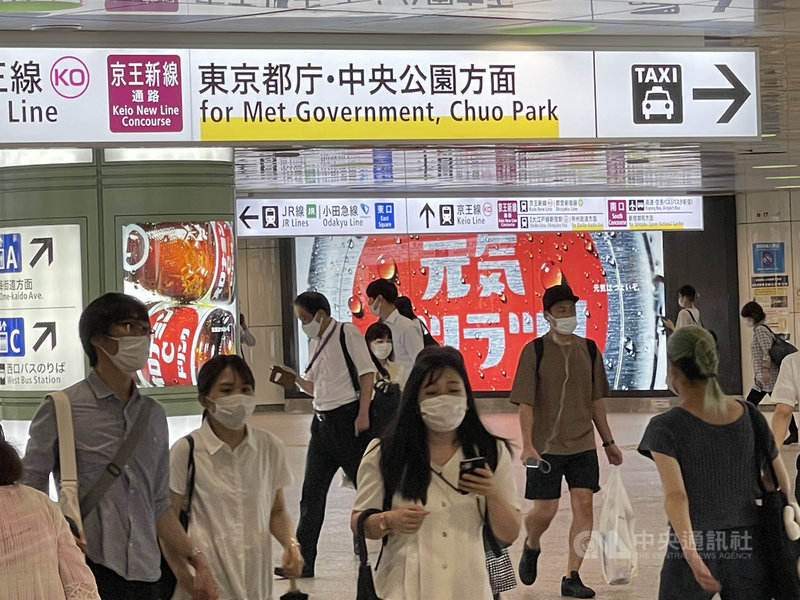 東京27日通報確診2848例,創今年1月15日以來單日新高。圖為新宿地鐵站人潮。中央社記者楊明珠東京攝 110年7月27日