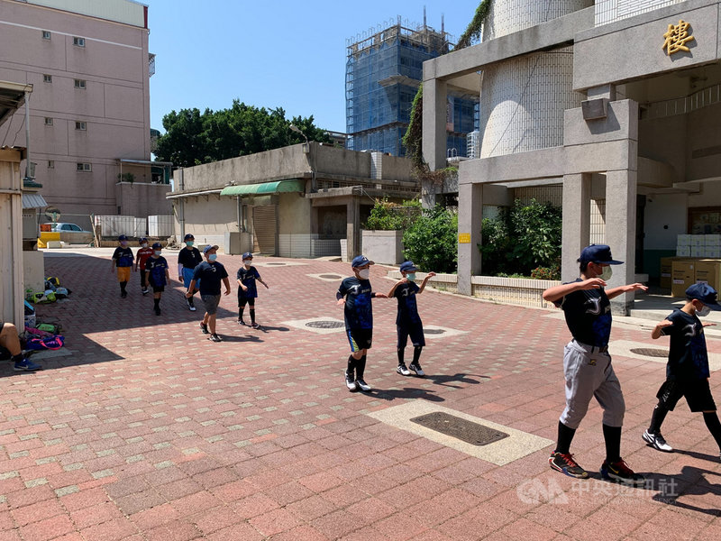 COVID-19(2019冠狀病毒疾病)疫情2級警戒從27日起維持到8月9日,教育部開放高中以下運動團隊返校訓練。金門縣依中央規範開放縣內各校返校訓練。教育處表示,學生普遍反映很高興能重返校園,和老師同學一起訓練。(金門縣政府提供)中央社記者黃慧敏傳真 110年7月27日