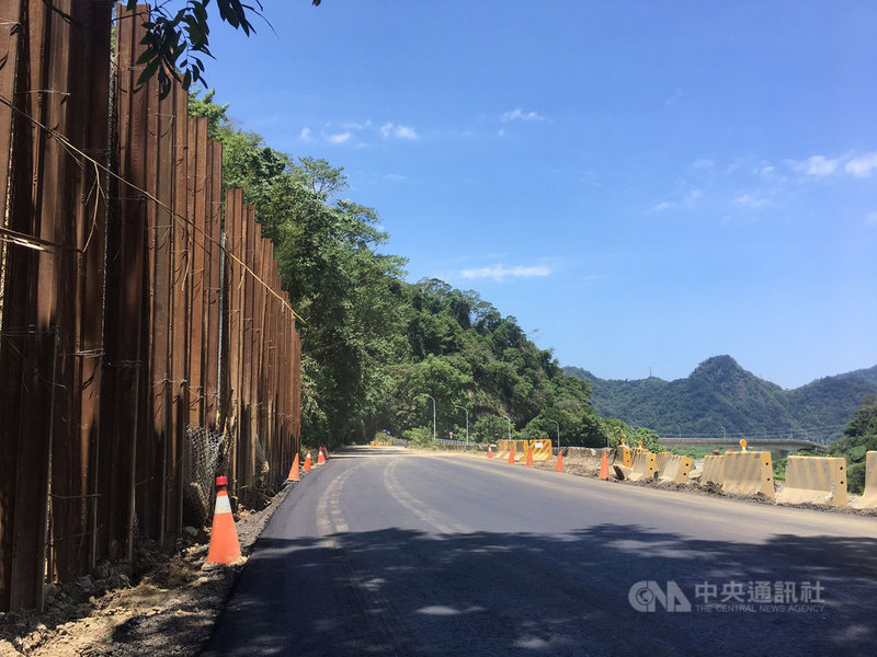 苗栗縣苗62線2公里處6月底發生土石崩塌,經緊急搶修完成暫時性改善,27日恢復通行,縣府提醒坍方處仍具風險,建議盡量繞行替代道路。(苗栗縣政府提供)中央社記者管瑞平傳真 110年7月27日