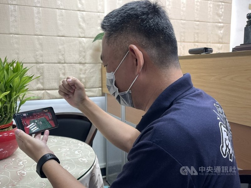 身為金門子弟的台灣羽球選手李洋,27日與搭檔王齊麟挺進東京奧運8強,金門縣長楊鎮浯(圖)在繁忙公務之餘,特別請假1小時,利用手機觀看直播,看到精彩緊張之處,不時握拳為李洋加油叫好。(金門縣政府提供)中央社記者黃慧敏傳真 110年7月27日