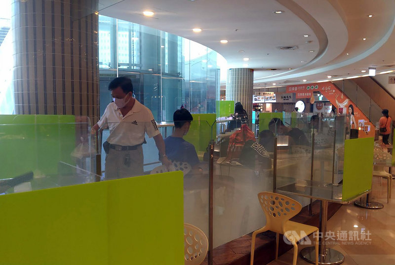 COVID-19全國疫情3級警戒27日起降為第2級,高雄百貨公司美食街和餐廳重新開放內用,座位均設有隔板,首日中午就有不少人潮。中央社記者蔡孟妤攝 110年7月27日