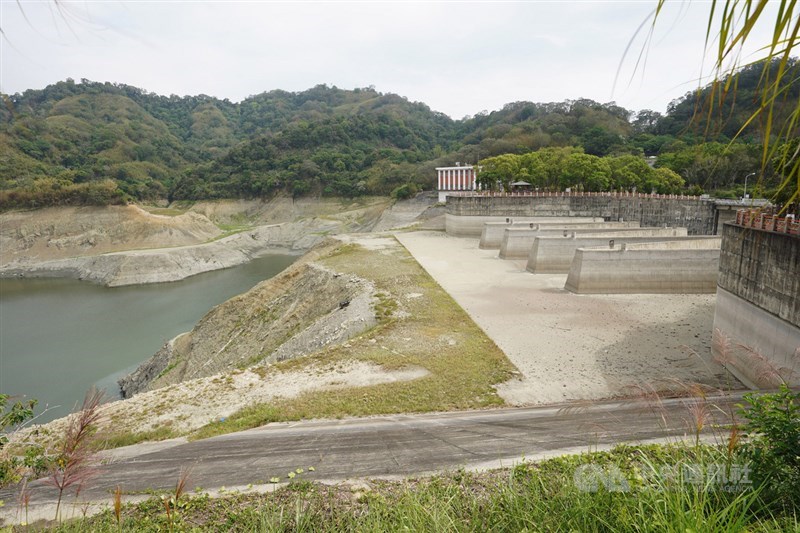 中台灣水情嚴峻,直至19日下午5時,苗栗的鯉魚潭水庫(圖)蓄水量僅6.7%,右方鋸齒堰溢洪道乾涸已久,無水溢洪。中央社記者徐肇昌攝 110年4月19日