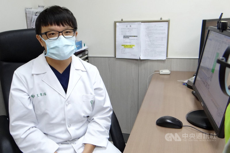 奇美醫學中心胃腸肝膽科主治醫師王宿鴻(圖)表示,高溫炎熱氣候適合沙門氏菌生存,食物放在室溫太久會增加污染風險,吃不完的食物一定要用保鮮膜包裹放入冰箱,下次食用前再加熱。(奇美醫學中心提供)中央社記者楊思瑞台南傳真 110年7月27日