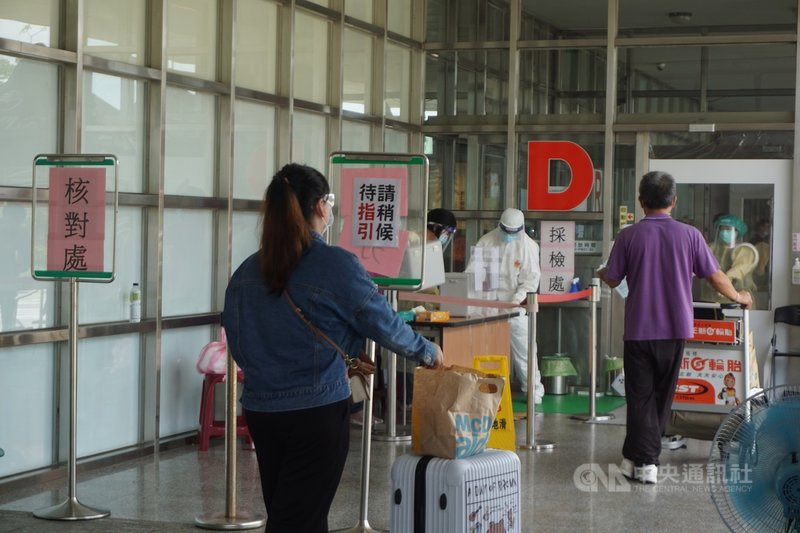 全國疫情警戒27日降至2級,金門縣衛生局表示,為有效防堵疫情,並保全金門醫療量能,搭乘民用航空器抵達金門航空站的旅客,仍應配合實聯制並接受快速篩檢。中央社記者黃慧敏攝 110年7月27日