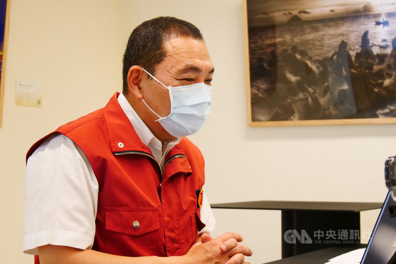 全國COVID-19疫情警戒27日起降至2級,新北市長侯友宜說,根據民調發現,有6成市民對疫情還是很擔心,若出現報復性出遊,造成交通量劇增,對疫情是嚴重挑戰,呼籲民眾防疫優先,不要鬆懈。(新北市政府提供)中央社記者沈佩瑤傳真 110年7月27日