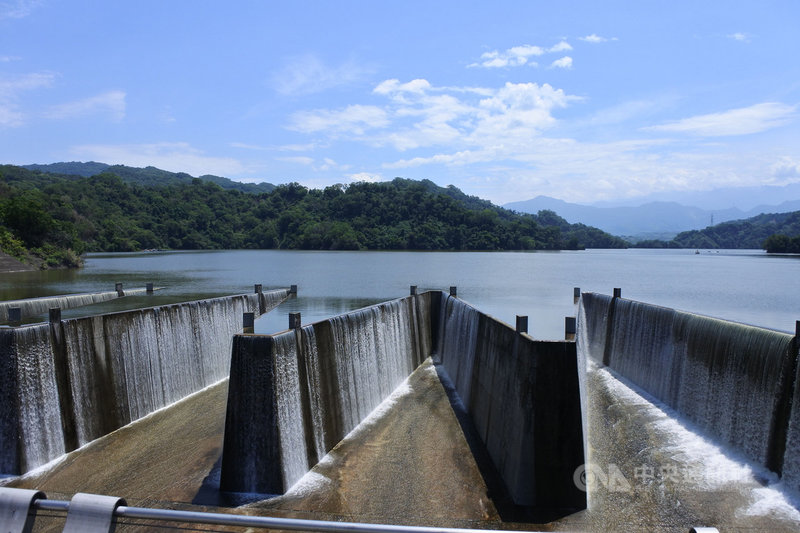 苗栗鯉魚潭水庫5月底水位一度快見底,所幸經梅雨鋒面、夏季陣雨加上烟花颱風助攻,27日達到滿水位自然溢流。(鯉魚潭水庫管理中心提供)中央社記者管瑞平傳真 110年7月27日
