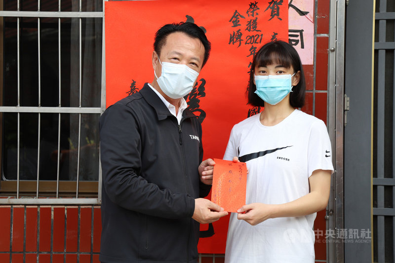 國立嘉義高中3年級學生杞亮昀(右)在第32屆國際生物奧林匹亞競賽中獲得金牌,嘉義縣長翁章梁(左)27 日前往祝賀。(嘉義縣政府提供)中央社記者蔡智明傳真 110年7月27日