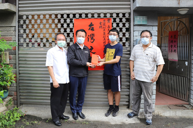 嘉義高中學生吳家愷(右2)參加第32屆國際生物奧林匹亞競賽,勇奪金牌。嘉義縣長翁章梁(左2)27日前往吳家愷家中祝賀。(嘉義縣政府提供)中央社記者蔡智明傳真 110年7月27日