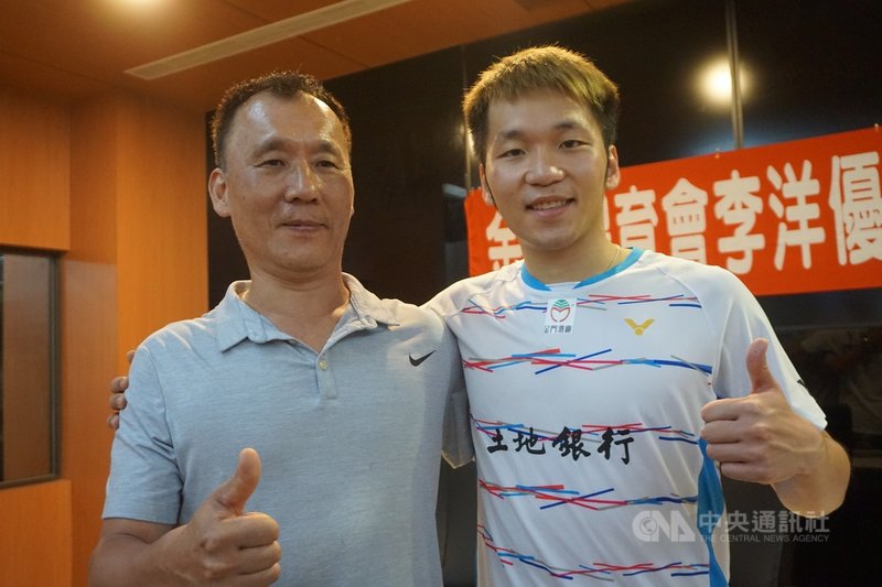 身為金門子弟的台灣羽球國手李洋(右),27日與搭檔王齊麟挺進東京奧運8強,金門鄉親倍感振奮。李洋父親李峻淯(左)以兒子為榮。圖為父子2019年6月在金門合影。中央社記者黃慧敏傳真 110年7月27日