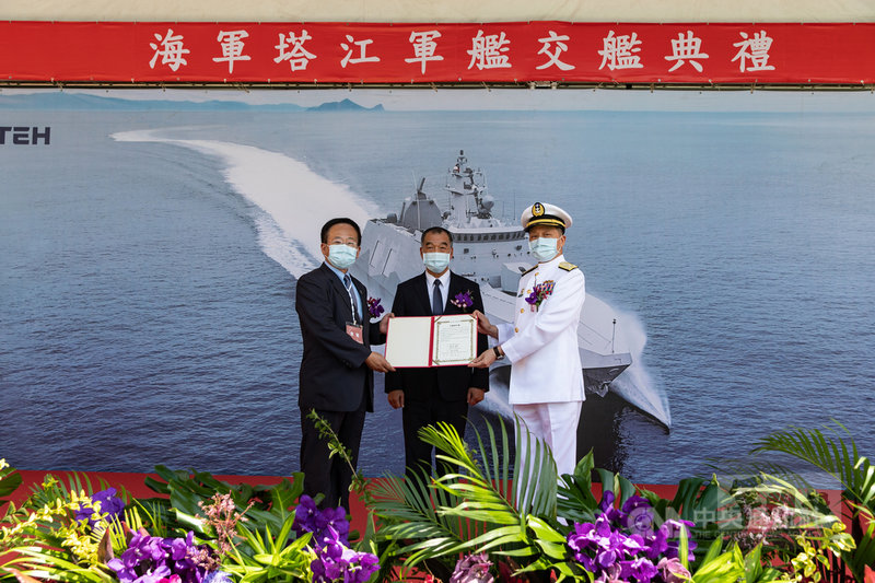 塔江艦交艦典禮27日由國防部長邱國正(中)主持,中科院院長張忠誠(左)遞交海軍司令劉志斌上將(右)交艦證明書。(軍聞社提供)中央社記者游凱翔傳真 110年7月27日