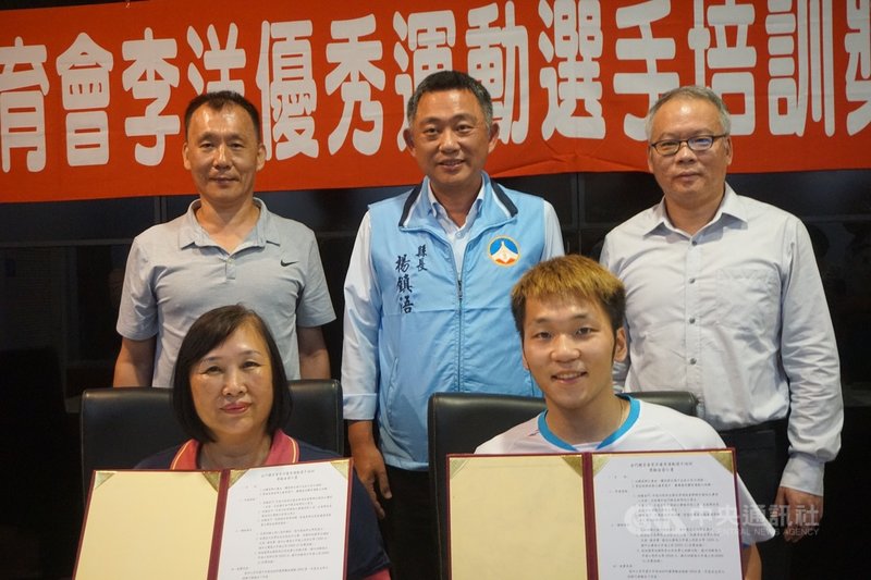 台灣羽球選手李洋(前右)2019年6月曾拜會金門縣政府,並捐出贊助金新台幣30萬元設立「金門體育會李洋優秀運動選手培訓獎勵金」,為家鄉培育羽球後進,與縣長楊鎮浯(後中)等人合影。中央社記者黃慧敏攝 110年7月27日