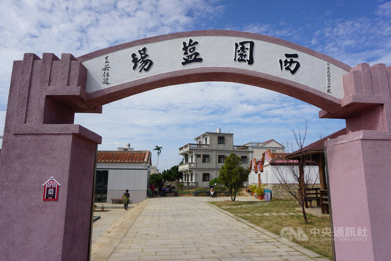 中央宣布COVID-19(2019冠狀病毒疾病)防疫警戒27日起到8月9日降至2級,金門縣文化局宣布開放多處藝文景點,不過西園鹽場採預約制,有需要前往的遊客需在活動日3天前先以電話預約導覽。中央社記者黃慧敏攝 110年7月27日