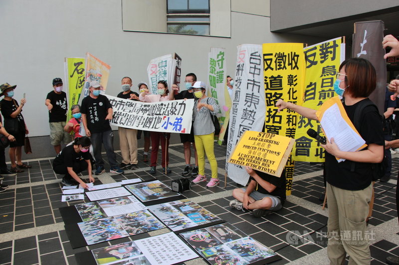 台中市政府今年4月間召開烏日區前竹地區區段徵收專案變更座談會,公民團體到場聲援,與警方衝突遭抬離。公民團體27日前往台中地檢署,控告執法警方濫權。中央社記者蘇木春攝 110年7月27日