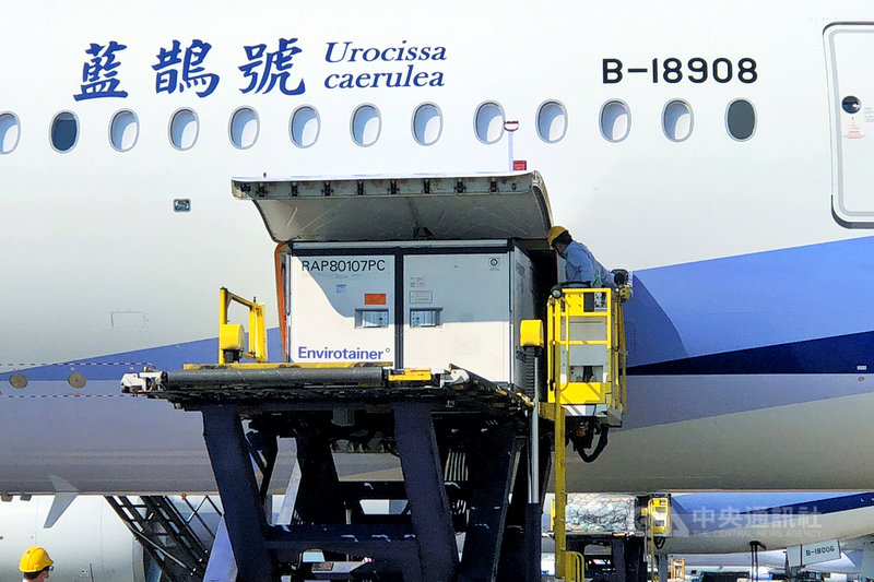 第4批由台灣自購的AZ疫苗、約58.2萬劑,27日下午由中華航空公司CI834航班的藍鵲號自泰國曼谷載運來台。中央社記者吳睿騏桃園機場攝 110年7月27日