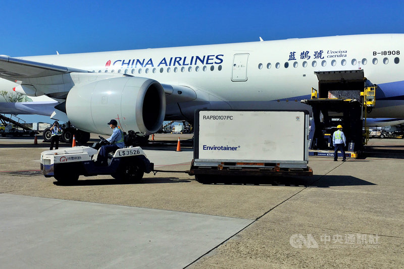 第4批由台灣自購的AZ疫苗、約58.2萬劑,27日下午由中華航空公司CI834航班的藍鵲號自泰國曼谷載運來台,效期至110年11月30日。中央社記者吳睿騏桃園機場攝 110年7月27日