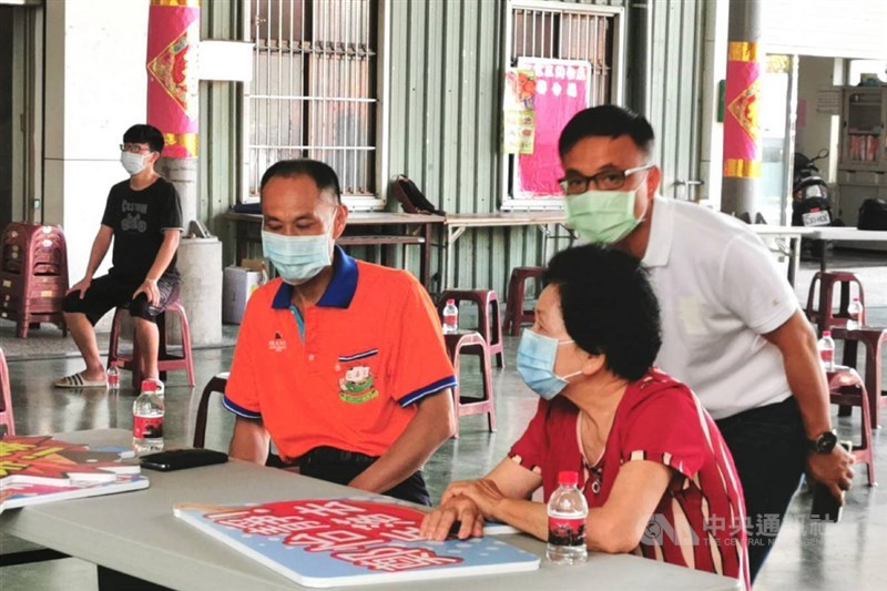有民眾批評台南市政府未善待桌球選手,桌球好手鄭怡靜的父親鄭博文(前左)27日上午觀看鄭怡靜女單賽事後受訪表示,台南市長黃偉哲及市府體育處等相關單位都很支持桌球運動,並非全像網路上講的那樣。中央社記者楊思瑞攝 110年7月27日