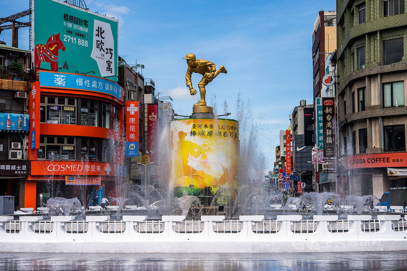 中央噴水池是嘉義市重要地標,代表尊重與包容的民主;去年底因水情拉緊報,嘉義市政府宣布中央噴水池因應乾旱缺水停止噴水,27日起恢復噴水。中央社記者姜宜菁攝 110年7月27日