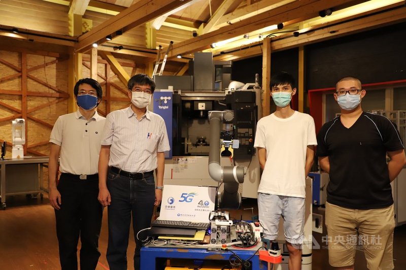 台灣科技大學與中華電信合作,打造5G智慧製造技術研發驗證場域,讓網通終端、機器手臂、無人搬運車等物聯網設備,能在5G環境下整合運用。(台科大提供)中央社記者許秩維傳真 110年7月27日