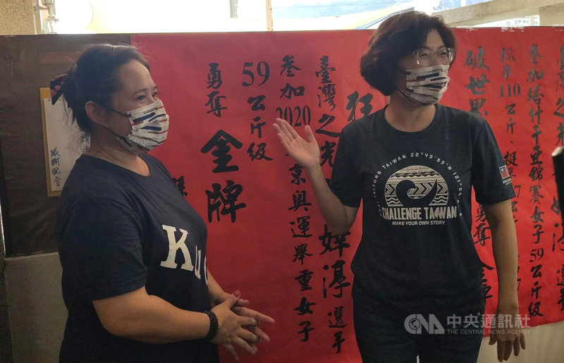 「舉重女神」郭婞淳27日在東京奧運女子舉重59公斤級拿下金牌，台東民眾與有榮焉，縣長饒慶鈴（右）前往郭家向郭婞淳的母親（左）道賀。中央社記者盧太城台東攝 110年7月27日