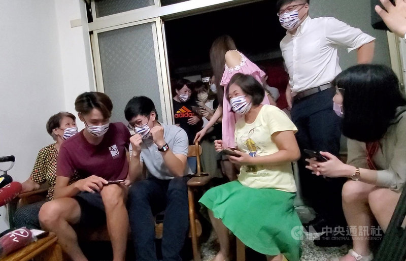 首闖奧運的台灣舉重女將陳玟卉27日拿下東京奧運女子舉重64公斤級銅牌,一家人在新北板橋家中關切戰況,在奪牌好消息確認後都高興大叫。中央社記者王鴻國攝 110年7月27日