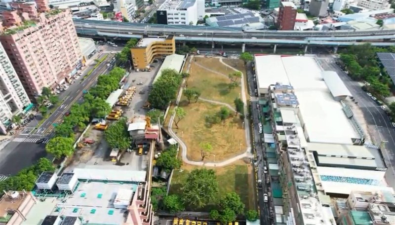 高雄市左營區廢棄11年的水肥廠,市府拆除後闢建逾8000平方公尺綠帶空間,接下來將併入「機20」公辦都更,預計2022年6月公告招商。(取自林欽榮臉書)中央社記者蔡孟妤傳真 110年7月27日