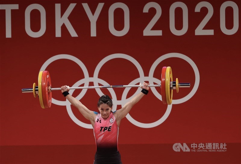 台灣「舉重女神」郭婞淳27日下午在東京奧運女子舉重59公斤級A組抓舉項目壓軸登場，3次挑戰結束後以103公斤為抓舉最後成績，領先同場好手。中央社記者吳家昇攝 110年7月27日