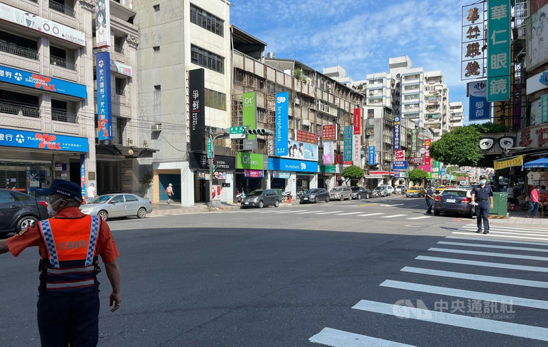 全國COVID-19疫情警戒27日起降至2級,新北市政府警察局交通警察大隊調升尖峰時段交通疏導崗數量,於各重要路段擴大加強交通疏導,維護2級警戒期間交通順暢。(新北市交通警察大隊提供)中央社記者沈佩瑤傳真 110年7月27日