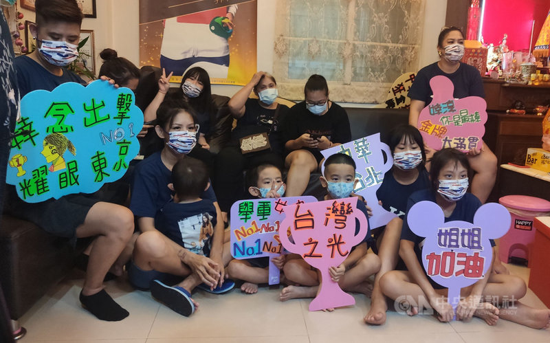 台灣「舉重女神」郭婞淳將在東京奧運舉重女子59公斤級登場,郭婞淳的媽媽和親友們穿著印有KUO的T恤,手持海報要為台灣之光郭婞淳歡呼喝采。中央社記者盧太城攝 110年7月27日
