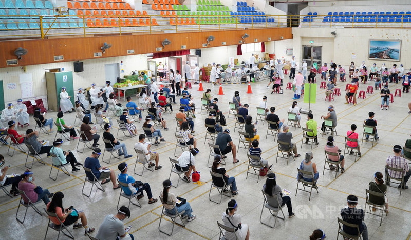 嘉義縣政府26日為全縣國、高中教職員工施打COVID-19 疫苗,造冊名單中僅來了7成1;教育處表示,其中有人滿50歲已提前注射,整體接種率超過8成。中央社記者蔡智明攝 110年7月27日