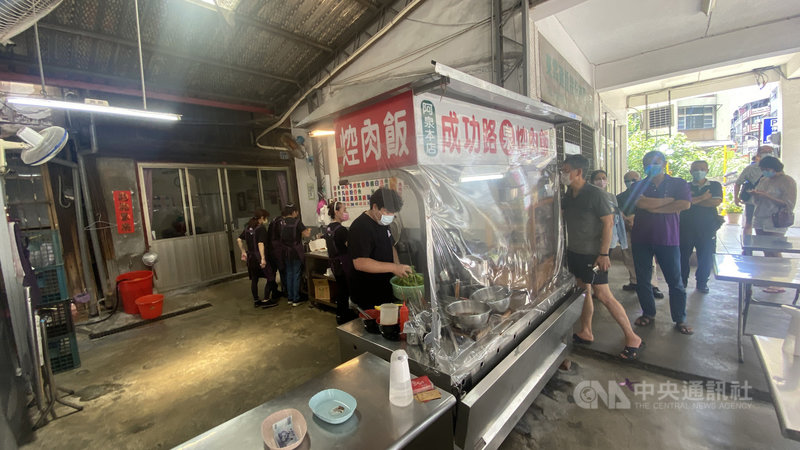 全國疫情警戒降到2級,餐飲可有條件開放內用,不過彰化市著名的阿泉焢肉飯仍然不開放內用,只能外帶,店家看到排隊民眾太多太密集,還會提醒民眾拉開排隊間距。中央社記者吳哲豪彰化攝 110年7月27日
