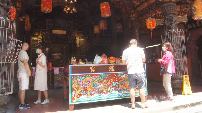 全國疫情警戒降為2級,彰化縣內多間寺廟開放民眾參拜,彰化南瑤宮27日上午一開門,就有民眾入內參拜,參拜民眾仍須遵守各項防疫規定。中央社記者吳哲豪彰化攝 110年7月27日