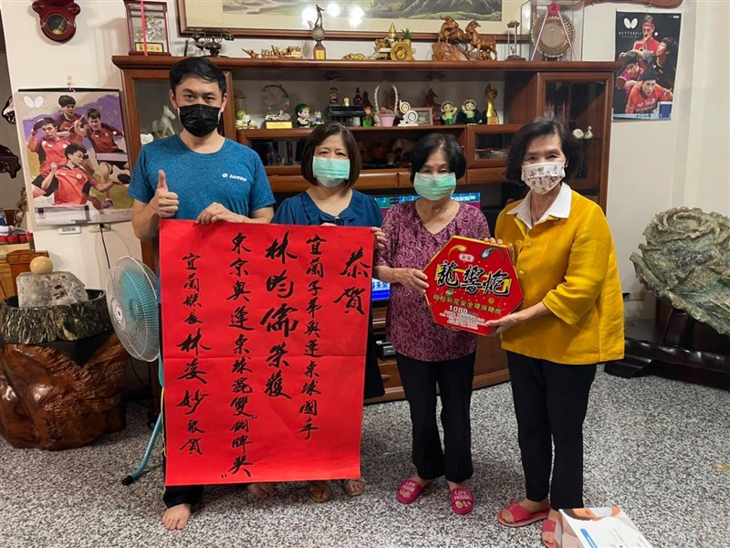 林昀儒、鄭怡靜27日晚間搶下奧運桌球混雙銅牌,宜蘭縣長林姿妙(右)得知後前往林昀儒家中送紅榜道賀,並與林昀儒的母親陳貴玲及阿嬤合影。(圖取自facebook.com/LinZiMiaopage)