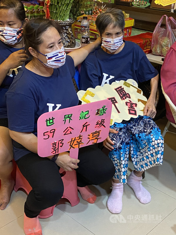 台灣「舉重女神」郭婞淳27日下午在東京奧運舉重女子59公斤量級A組出賽,挑戰奧運金牌,郭婞淳家族親友們也同步在台東家中觀賽,郭婞淳媽媽(左)、阿嬤(右)都全心為郭婞淳加油。中央社記者董俊志攝 110年7月27日