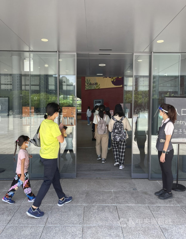 歷經2個多月3級警戒,COVID-19(2019冠狀病毒疾病)疫情27日起降為2級警戒,台中國家歌劇院重啟大門,不少民眾已經前來公共區域走動,餐廳也開放內用。(台中國家歌劇院提供)中央社記者趙靜瑜傳真 110年7月27日