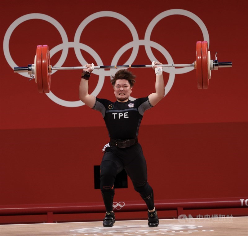 東京奧運女子舉重64公斤級賽事27日登場,台灣舉重女將陳玟卉在挺舉項目時,兩度設定130公斤為目標但都沒能成功,最終仍拿下本屆銅牌。圖為陳玟卉奮力挑戰舉起130公斤的槓鈴。中央社記者吳家昇攝 110年7月27日