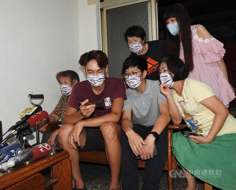 台灣舉重女將陳玟卉27日晚間在東京奧運女子舉重64公斤級出賽,拿下銅牌。因電視最後未轉播完全部賽程,讓陳玟卉一家人在最後時刻改用手機緊張觀戰。中央社記者王鴻國攝 110年7月27日