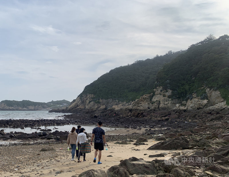 疫情警戒降至2級,交通部觀光局馬祖國家風景區管理處表示,馬管處管轄非封閉式景點,將開放據點內海邊、沙灘及操作騎乘器具水域遊憩活動,但禁止游泳;另在非群聚、保持社交安全距離、單人活動及可全程戴口罩下,才開放從事水域活動。中央社記者邱筠攝 110年7月27日