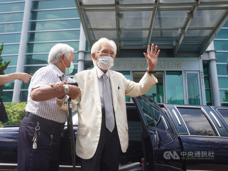 中選會駁回台灣制憲基金會董事長辜寬敏(右)所提的2項制憲意向公投,辜寬敏因而興訟,28日出庭指出,「制憲」是台灣國家正常化的重中之重,提起訴訟盼能為此開闢新的可能。中央社記者徐肇昌攝 110年7月28日