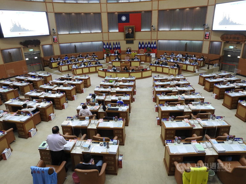 隨著COVID-19(2019冠狀病毒疾病)疫情漸緩,停會多時的新北市議會恢復開議。中央社記者王鴻國攝 110年7月28日