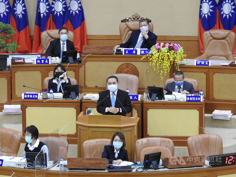 國內COVID-19疫情漸緩,新北市議會恢復開議,市長侯友宜(中)28日重返議場進行3天市政總質詢備詢。中央社記者王鴻國攝 110年7月28日