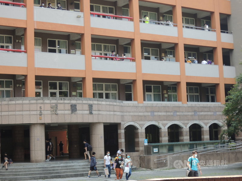 大學指考28日登場,第一節考物理,在台中一中考場,考試結束後,考生三三兩兩步出考場,有些考生則留在教室外準備下一節考試。中央社記者郝雪卿攝 110年7月28日