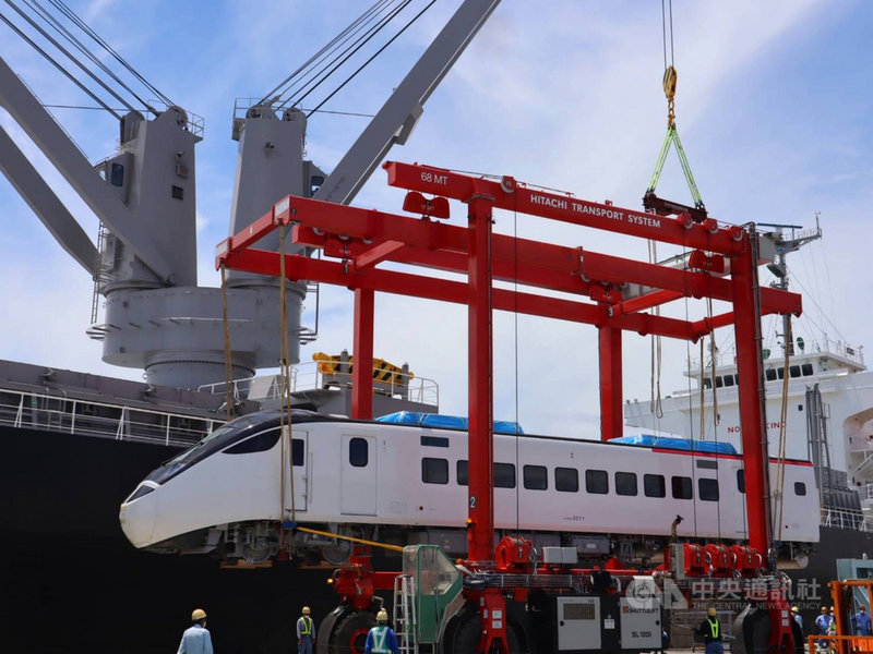 台鐵局新購EMU3000型城際列車延至26日於日本啟航,預定30日在花蓮港卸船,隨後將展開各項試運轉測試,取得檢驗及安全營運證明,預計年底前投入營運行列。(台鐵局提供)中央社記者李先鳳傳真 110年7月28日
