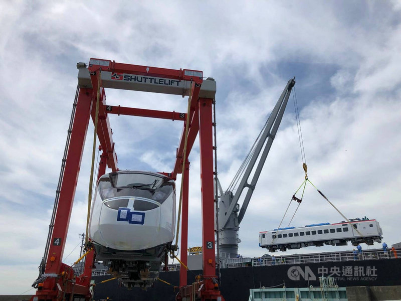 受疫情影響,原訂6月將抵達的首批EMU3000型城際列車延至21日啟動裝卸上船;啟航時間受到颱風烟花影響,延遲至26日才正式啟航,預定仍可於30日抵達花蓮港進行卸船。(台鐵局提供)中央社記者李先鳳傳真 110年7月28日