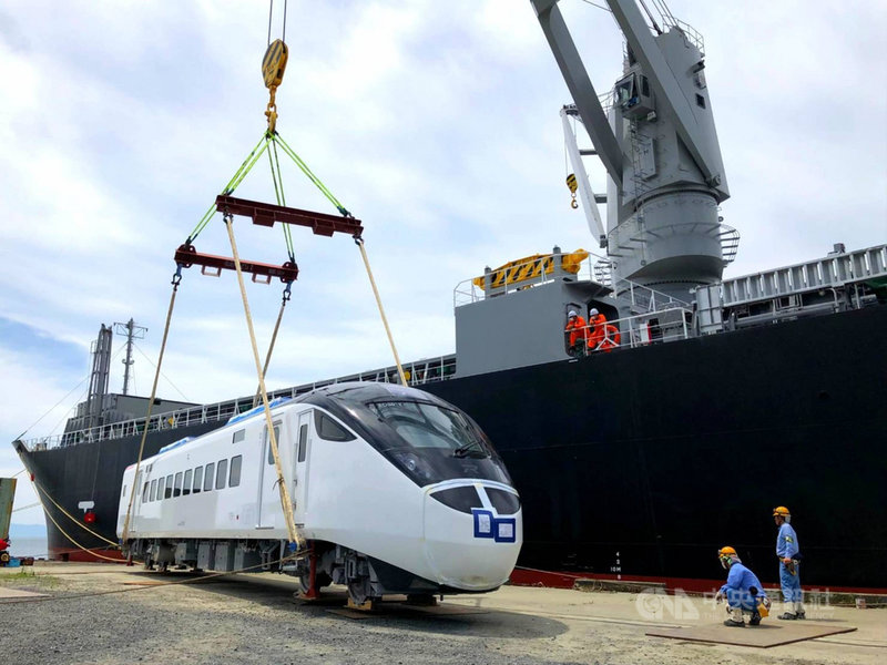 台鐵局新採購的EMU3000型城際列車,1個編組12輛,相較於目前行駛東線的主要車種普悠瑪號、太魯閣號8輛車1個編組,可以增加40%的運能。(台鐵局提供)中央社記者李先鳳傳真 110年7月28日