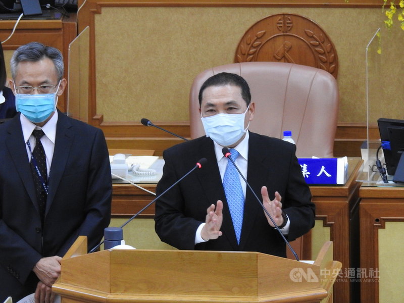 新北市議會恢復開議,市長侯友宜(右)28日重返議場進行市政總質詢備詢。針對興建淡北道路一事,侯友宜表示,隨著疫情警戒降到2級,將儘速與台北市召開地方說明會,雙北積極溝通推動。中央社記者王鴻國攝 110年7月28日