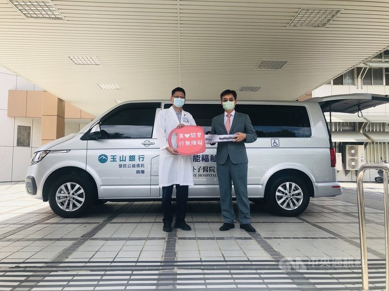 玉山金控7月捐贈「圓夢專車」給衛福部朴子醫院,服務偏鄉弱勢,玉山銀行朴子分行經理李立偉(右)將象徵性的車鑰匙交給朴子醫院院長賴仲亮(左)。(衛福部朴子醫院提供)中央社記者蔡智明傳真 110年7月28日