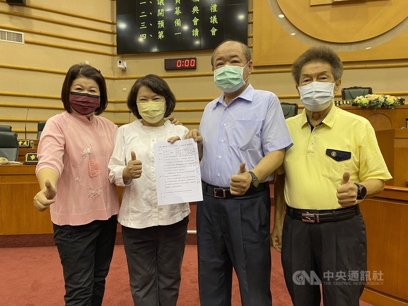 嘉義市議會28日決議建請中央普發消費券每人1萬元振興經濟,嘉義市長黃敏惠(左2)表示樂觀其成。圖右2 為嘉義市議會議長莊豐安。(嘉義市政府提供)中央社記者蔡智明傳真 110年7月28日