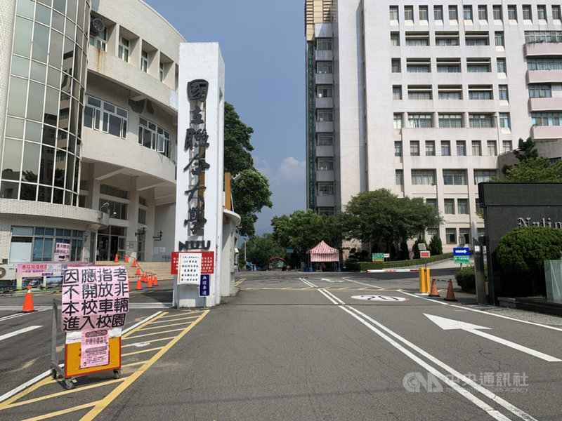 大學指考首日最後一節考生物,考生普遍認為考題符合時事、生活化,與疫情相關的CT值、PCR檢測等皆入題,也有考生認為今年偏重細節,難易適中。苗栗考區共計25間試場,考場皆設置在國立聯合大學。中央社記者管瑞平攝 110年7月28日